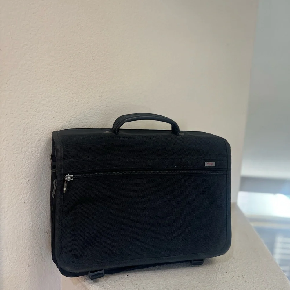 Tumi Black‎ 16”x12”x6” Expandable Laptop/Briefcase Shoulder/Crossbody Bag